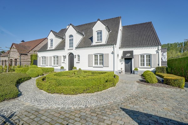 For sale: Vraagprijs € 965.000,- k.k.

"Deze woning bevindt zich in België. Gepubliceerde prijs is dus maximumprijs. Biedingen lager dan de vraagprijs zijn mogelijk, maar onder voorbehoud van acceptatie."